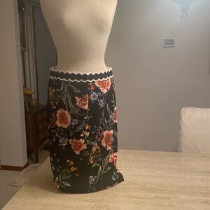 Rachel Roy NWOT, floral pencil skirt, see measurements in photos below.